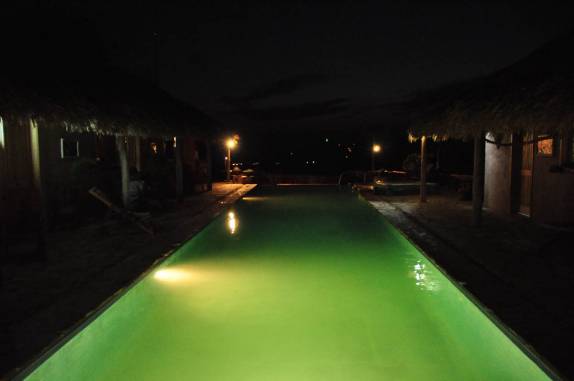Iluminação noturna da piscina do nosso hotel em San Juan del Sur, na Nicarágua